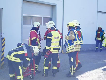 Einsatzbericht: Verpuffung in Kunststoff verarbeitender Firma

📟 Alarmierung: 13:27 Uhr
🏁 Einsatzende: 15:30 Uhr
🔥 Alarmstichwort: B4

Donnerstag Nachmittag wurde die Feuerwehr zu einer Verpuffung in einer Maschine eines kunststoffverarbeitenden Betriebs alarmiert. Ein Mitarbeiter wurde dabei verletzt und vom Rettungsdienst versorgt.

Unter Atemschutz haben unsere Einsatzkräfte die verrauchte Halle entraucht und den Brand gelöscht.

Aufgrund des Alarmstichworts B4 wurde ein Großaufgebot an Feuerwehren alarmiert:
🚒 FF Hörgertshausen
🚒 FF Mauern
🚒 FF Moosburg
🚒 FF Baumgarten
🚒 FF Margarethenried
🚒 FF Enghausen-Priel
🚒 FF Grafendorf
🚒 Kreisbrandinspektion

Ein großes Dankeschön an alle eingesetzten Kräfte für die gute Zusammenarbeit! 🚒💪

#Feuerwehr #Einsatz #GemeinsamStark #B4 #Verpuffung