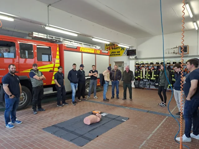 Übung: Herz-Lungen-Wiederbelebung

Gestern stand bei uns die lebensrettende Herz-Lungen-Wiederbelebung (HLW) auf dem Programm. 🫀💪
Mit einer Übungspuppe und einem Trainings-Defibrillator konnten wir den Ernstfall simulieren und wichtige Handgriffe üben.

Solche Übungen sind entscheidend, um im Notfall schnell und sicher handeln zu können – denn jede Sekunde zählt! ⏱️

#WirFürHörgertshausen #Hörgertshausen #Feuerwehr #Einsatz #FFW #FreiwilligeFeuerwehr #Ehrenamt #Blaulicht #FFWHörgertshausen