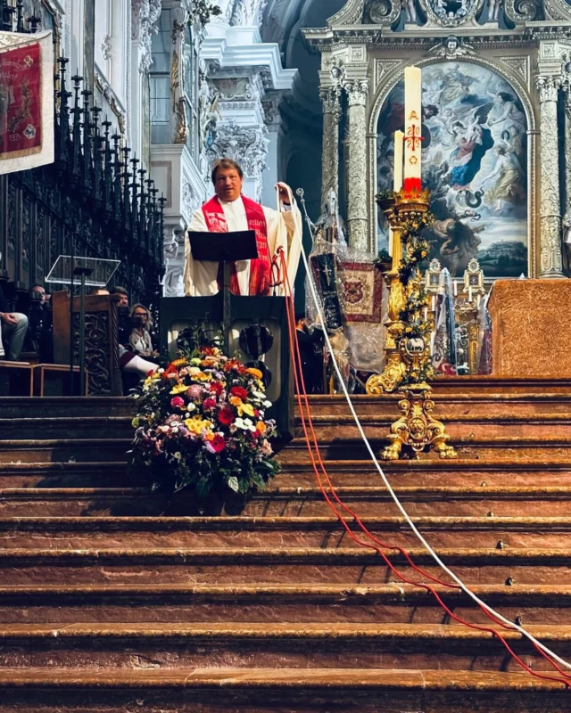 Florianstag 2025

Gestern haben wir gemeinsam mit 16 Kameraden am traditionellen Florianstag im Freisinger Dom teilgenommen. 
Mit ca. 700 Teilnehmenden aus Feuerwehr, THW, BRK und Johannitern ehrten wir unseren Schutzpatron, den Heiligen Florian. Trotz Regen war es eine stimmungsvolle Veranstaltung, die den starken Zusammenhalt und die Bedeutung des Ehrenamts unterstrich.

#WirFürHörgertshausen #Hörgertshausen #Feuerwehr #Einsatz #FFW #FreiwilligeFeuerwehr #Ehrenamt #Blaulicht #FFWHörgertshausen