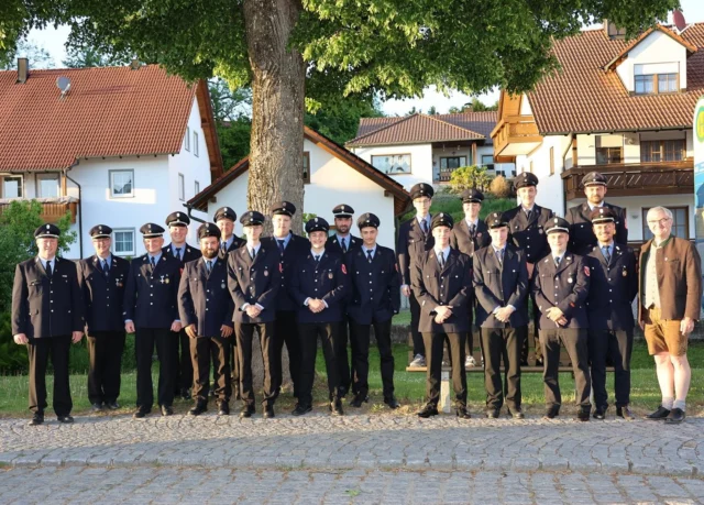 **Erfolgreicher Abschluss der MTA-Ausbildung 🎓🚒**

Nach rund einem Jahr intensiver Ausbildung dürfen sich unsere Kameraden der Freiwilligen Feuerwehr Hörgertshausen, gemeinsam mit den Kollegen aus Margarethenried und Sielstetten, über den erfolgreichen Abschluss der MTA (Modulare Truppausbildung) freuen! 

Am 13.05. meisterten sie die praktische Prüfung, bevor am 15.05. die theoretische Prüfung und die feierliche Zeugnisverleihung folgten. Mit diesem wichtigen Grundstein sind sie bestens für künftige Einsätze vorbereitet. 👩‍🚒

Herzlichen Glückwunsch an alle Absolventen – wir sind stolz auf euch! 

#WirFürHörgertshausen #Hörgertshausen #Feuerwehr #Einsatz #FFW #FreiwilligeFeuerwehr #Ehrenamt #Blaulicht #FFWHörgertshausen