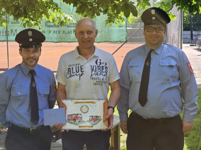 🎉 **60. Geburtstag von Anton Hobmaier** 🎂🚒

Unser Vereinsmitglied Anton Hobmaier feierte gestern seinen 60. Geburtstag! Zu diesem besonderen Anlass war eine Abordnung der Freiwilligen Feuerwehr Hörgertshausen im Sportheim vor Ort, um persönlich zu gratulieren und eine kleine Tafel zu überreichen. 🎁

Lieber Anton, wir wünschen dir weiterhin alles Gute, Gesundheit und viele schöne Momente! Danke für deine Unterstützung und Treue zu unserer Feuerwehr! 🙌

#WirFürHörgertshausen #Hörgertshausen #Feuerwehr #Einsatz #FFW #FreiwilligeFeuerwehr #Ehrenamt #Blaulicht #FFWHörgertshausen