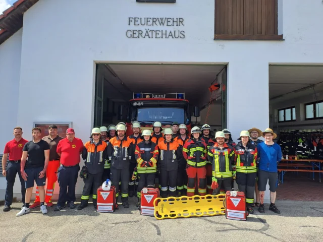 🚒 **Sanitäter-Workshop in Hörgertshausen** 🚑

Gesrern fand in Hörgertshausen eine besondere Feuerwehrübung statt: Ein Sanitäter-Workshop, organisiert von der Feuerwehr Hörgertshausen unter der Leitung von Nett Christian und seinem engagierten Team.

👨‍⚕️ **Teilnehmer:**
14 Sanitäter aus Hörgertshausen, Margarethenried, Volkmannsdorferau und Pfrombach-Aich kamen zusammen, um ihre Kenntnisse in der medizinischen Erstversorgung zu vertiefen.

📋 **Übungsschwerpunkte:**
In realistischen Szenarien konnten die Teilnehmer praktische Fähigkeiten anwenden und wertvolle Erfahrungen sammeln. Die professionelle Anleitung und praxisnahe Gestaltung des Workshops wurden von allen Seiten gelobt.

🙏 **Danke:**
Ein großer Dank geht an das Trainerteam für die hervorragende Vorbereitung und an alle Teilnehmer für den kollegialen Austausch. Solche Übungen stärken nicht nur unsere Kompetenz, sondern auch den Zusammenhalt zwischen den Feuerwehren der Region.

Wir freuen uns schon auf die nächste gemeinsame Veranstaltung! 💪🚒

#WirFürHörgertshausen #Hörgertshausen #Feuerwehr #Einsatz #FFW #FreiwilligeFeuerwehr #Ehrenamt #Blaulicht #FFWHörgertshausen