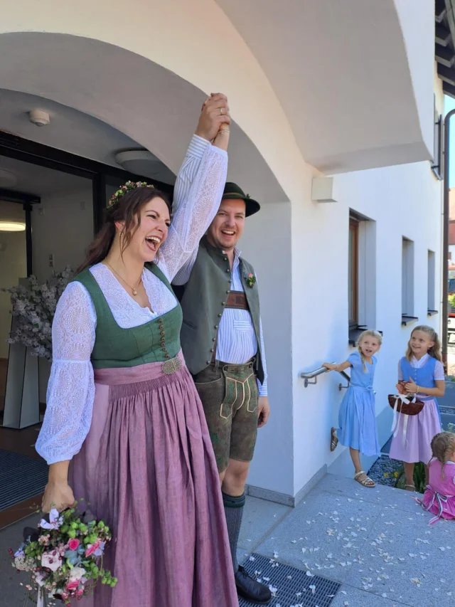 🚒💍 Herzlichen Glückwunsch, Christian & Theresa! 💍🚒

An Sanstag durften wir unserem Kameraden Christian und seiner Frau Theresa zu ihrer standesamtlichen Hochzeit gratulieren.
Christian ist für uns nicht nur ein Freund, sondern auch ein echtes Vorbild: ehemaliger stellvertretender Kommandant, aktiver 2. Vorstand und engagierter Zugführer – einer, der immer für die Truppe da ist.

Und genau deshalb haben wir uns für euch etwas Besonderes einfallen lassen:
Auf dem Weg zum Wirtshaus stand die Feuerwehr Spalier – natürlich nicht irgendwie, sondern mit einem funkelnden Wasserspalier. 🚿✨

Lieber Christian, liebe Theresa – wir wünschen euch für eure gemeinsame Zukunft nur das Beste, viele glückliche Momente und, dass ihr euch immer so stark unterstützt wie heute. ❤️

#Feuerwehr #Hochzeit #Wasserspalier #Kameradschaft #HerzlichenGlückwunsch #FeuerwehrFamilie #GemeinsamStark