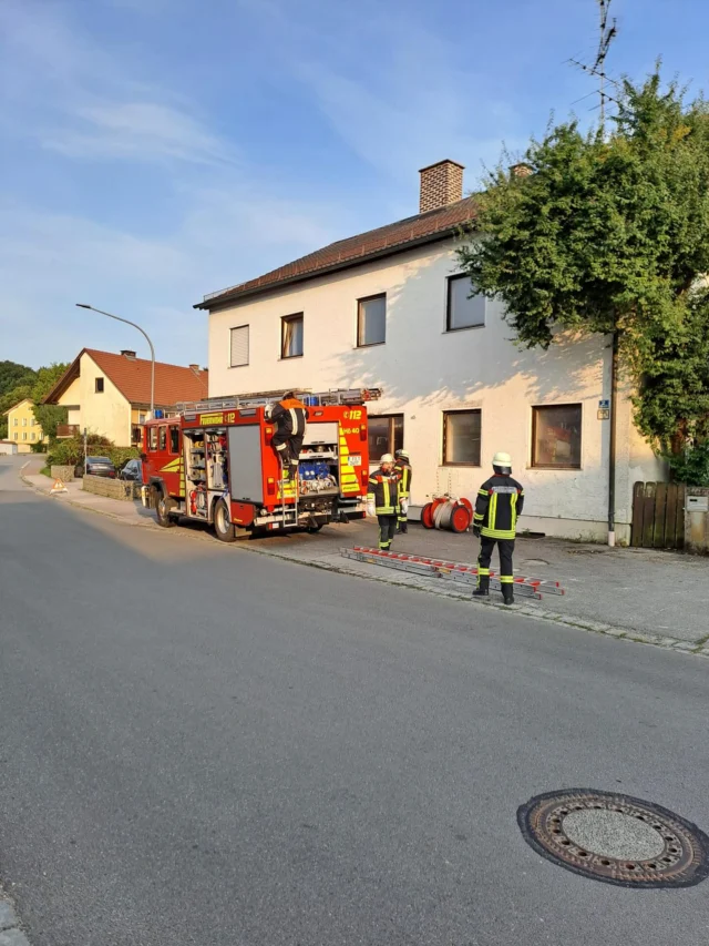 📸 Monatsübung August

Diese Woche stand unsere Monatsübung auf dem Plan – diesmal in einem alten Gebäude, das wir freundlicherweise nutzen durften.

🛠️ Geübt wurden:
🔓 Tür- und Fensteröffnung
🧑‍🚒 Atemschutzeinsatz zur Personenrettung – inklusive angenommenem Atemschutznotfall

Insgesamt waren wir ca. 1,5 Stunden im Einsatz.

Zum Abschluss gab’s noch eine Stärkung: Leberkäs, spendiert von unserem Verein – vielen Dank dafür! 🙌

#Feuerwehr #Monatsübung #Atemschutz #Türöffnung #Leberkäs #Teamwork #Ehrenamt